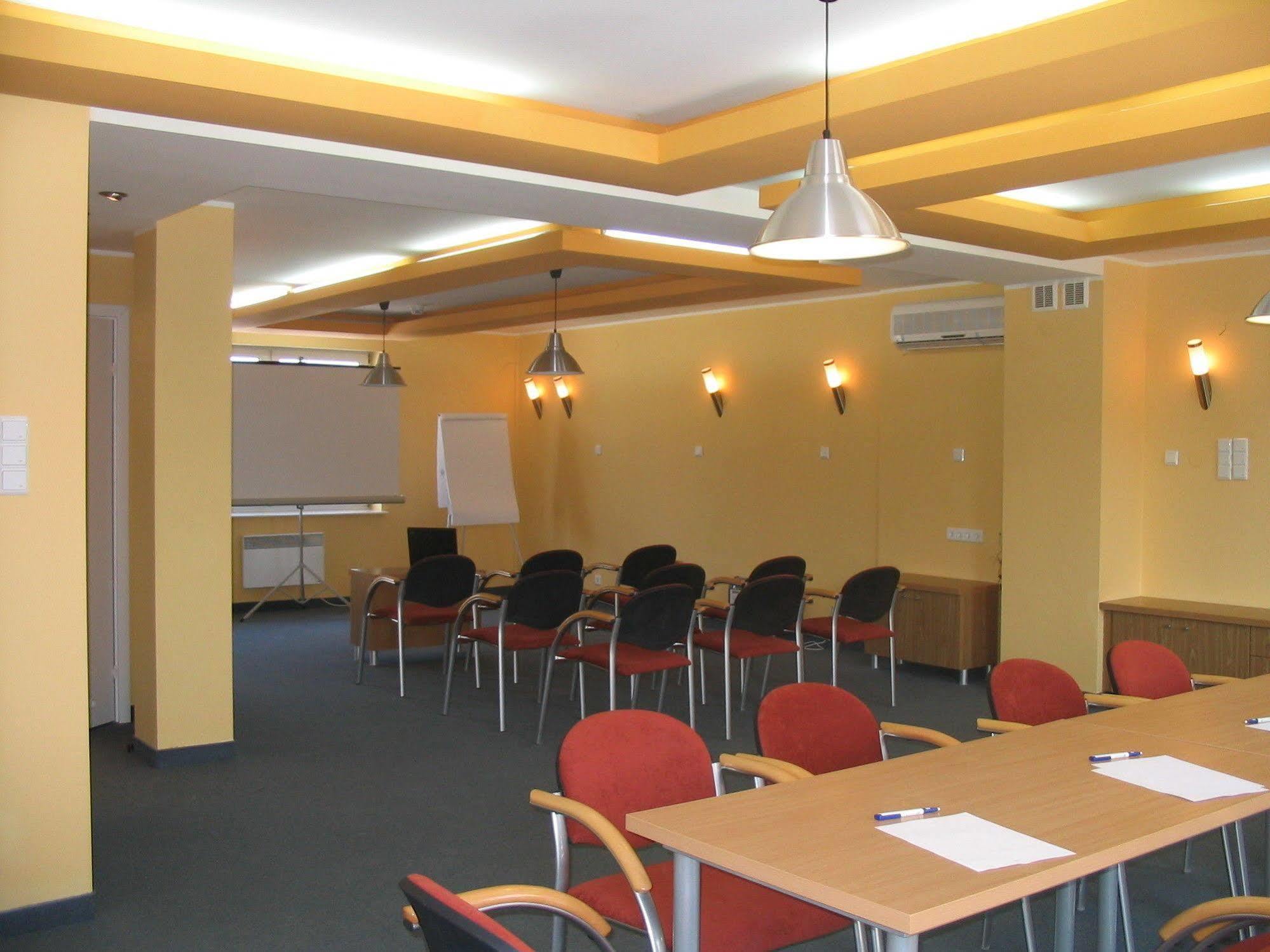 Warsaw Apartments Magnolie Perniagaan gambar